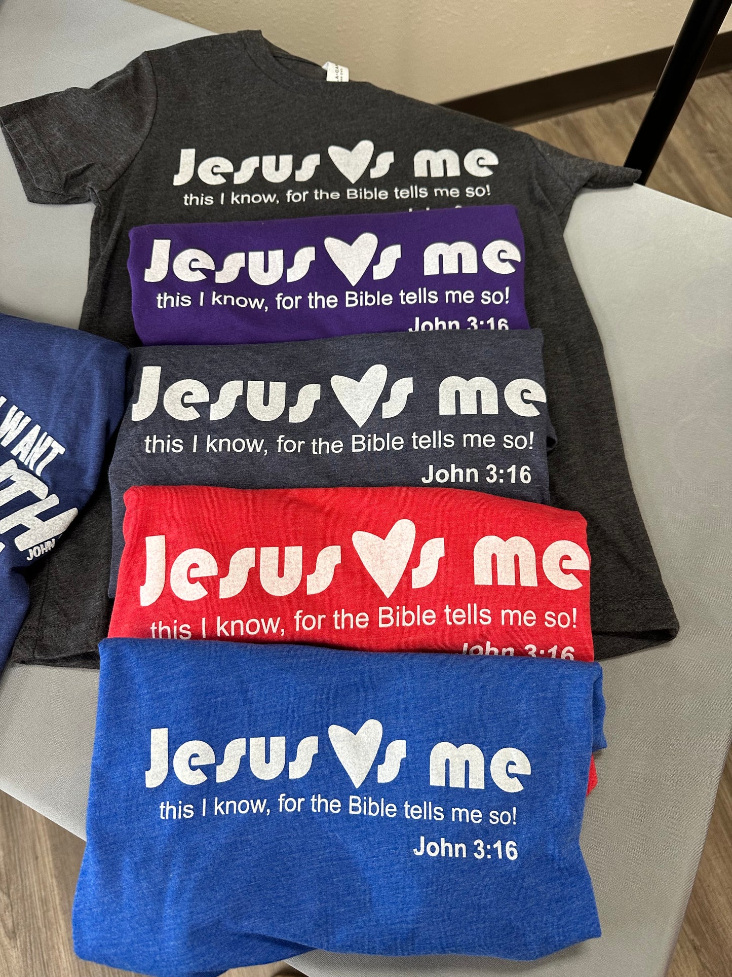 "Jesus Loves me" youth short-sleeve t-shirt for kids